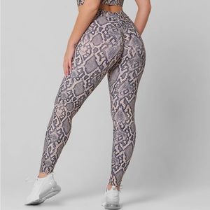 Lici fit PHYTON V-CUT SCRUNCH LEGGING